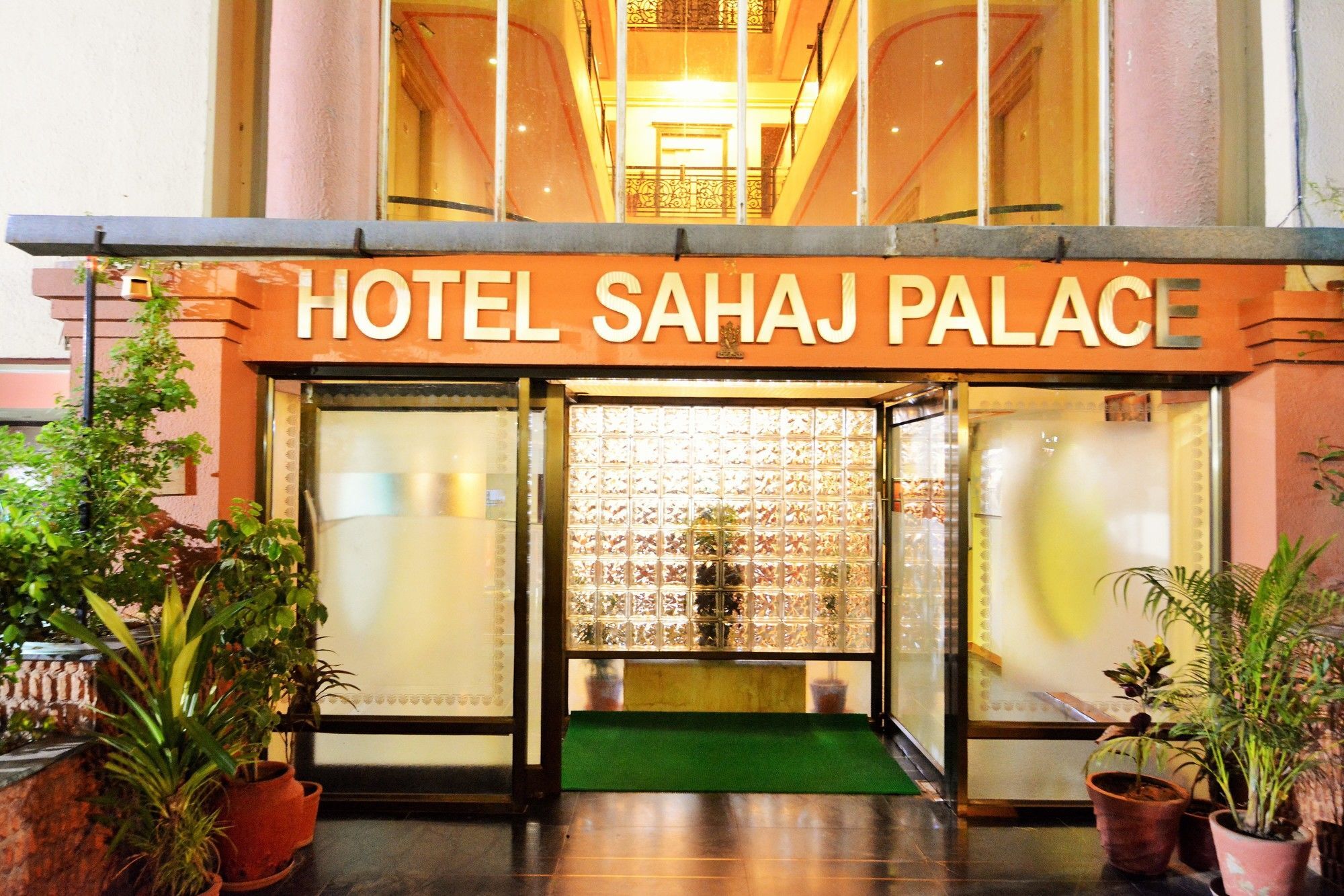 Hotel Sahaj Palace Ахмедабад Экстерьер фото